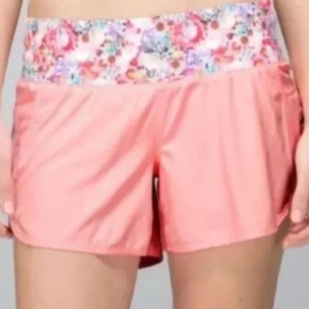 Lululemon Tracker LI Pink Floral Flowabunga short